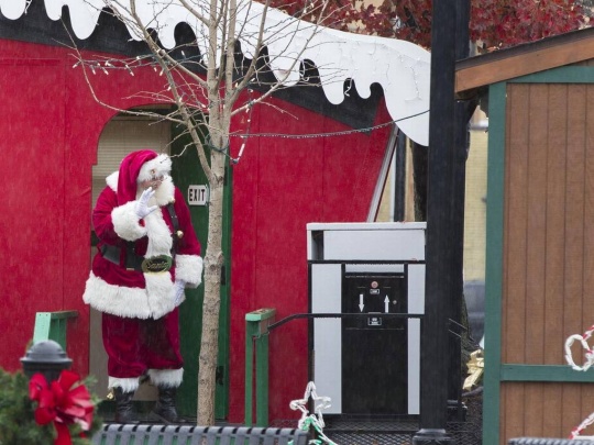 derik holtman free fun things to do with your family -santa wave